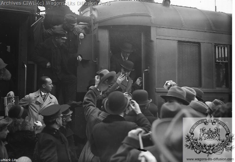 Wl arrivee a vienne chaplin descend du train 1931