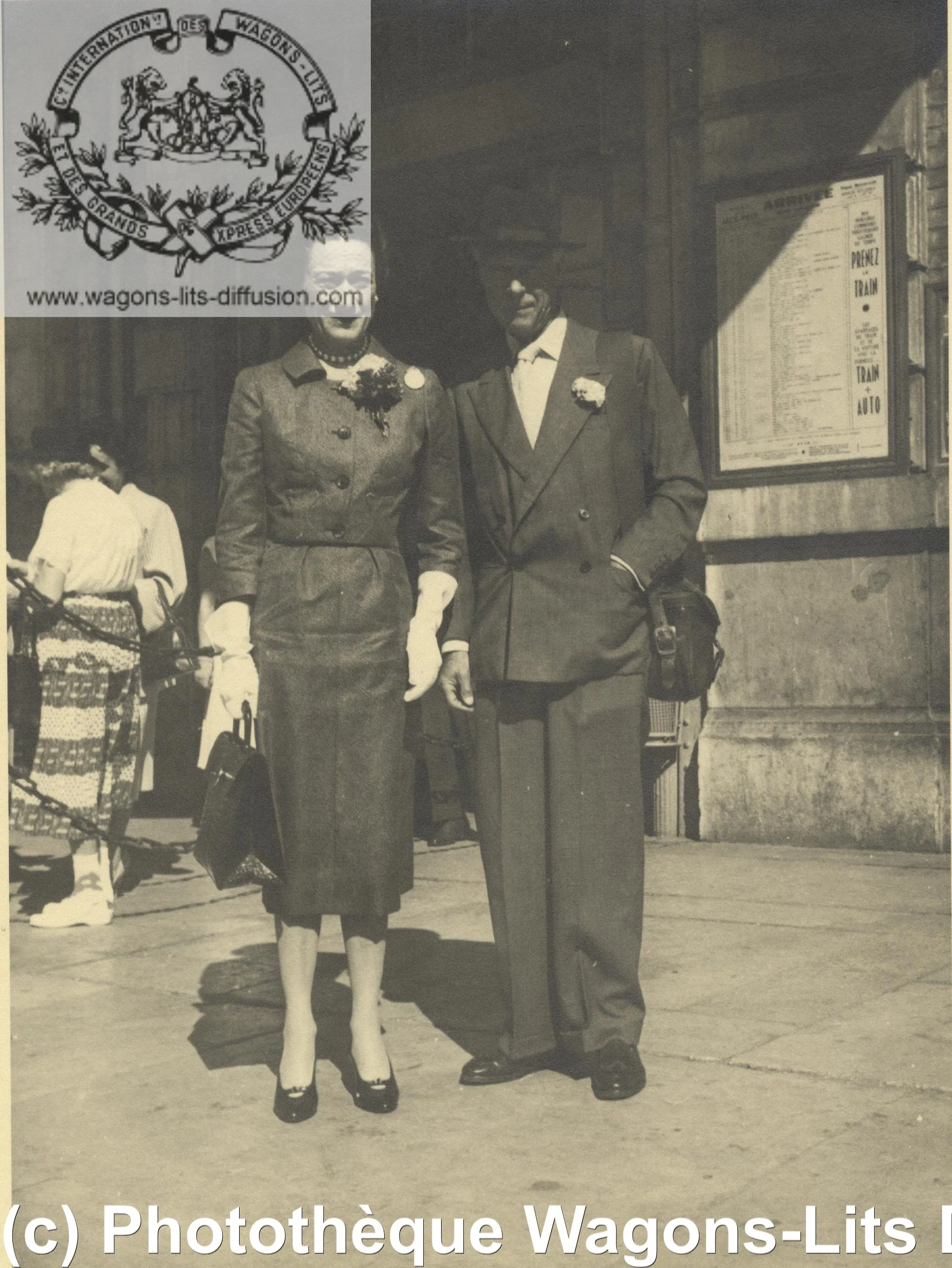 Wl duke duc wallis duchesse windsor arriving at paris gare de lyon 1957
