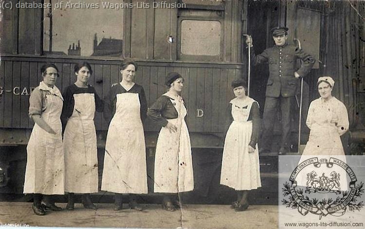 Wl equipe de nettoyeuses feminines vers 1900