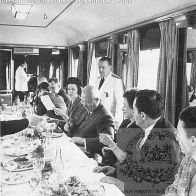 Wl kroutcheff signant un menu wl voiture presidentielle vers 1950