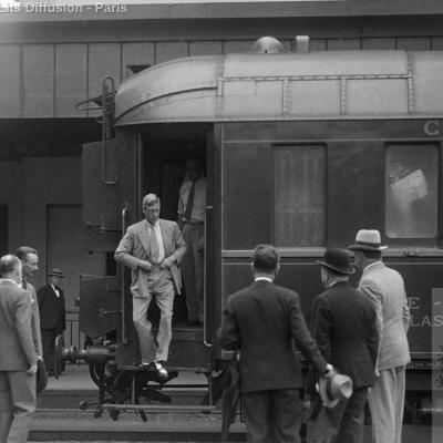 Wl le prince de galles ( Windsor ) descend du train a la gare a geneve 1930