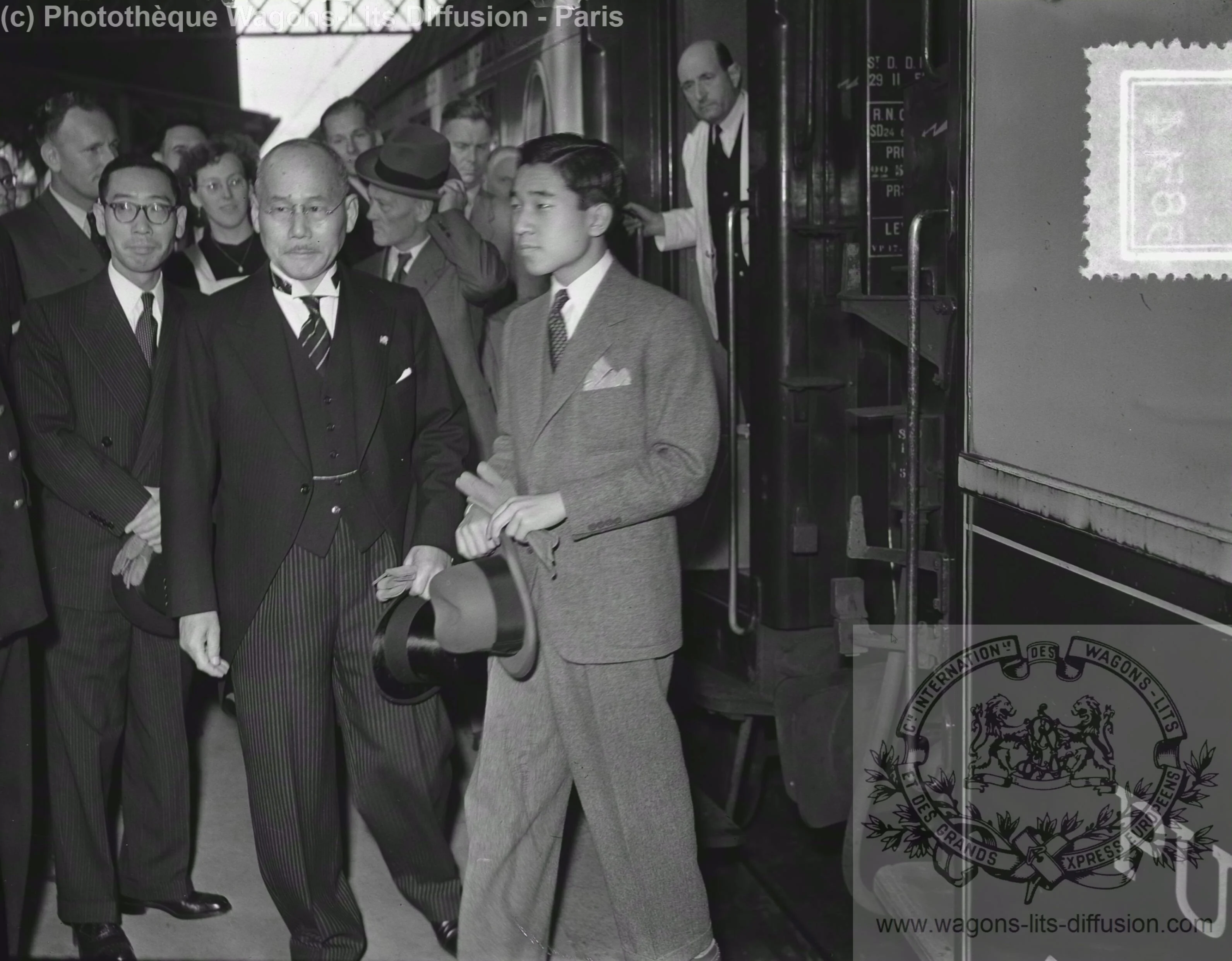 Wl le prince heritier akihito du japon visite les pays bas arrivee a la haye 1953 encoded